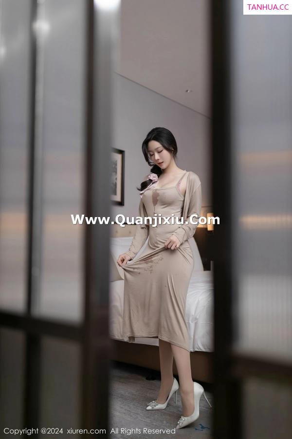 逗逗DouDou  [XiuRen]高清写真图 2024.04.18 No.8417 小逗逗 丝袜美腿第14张图片